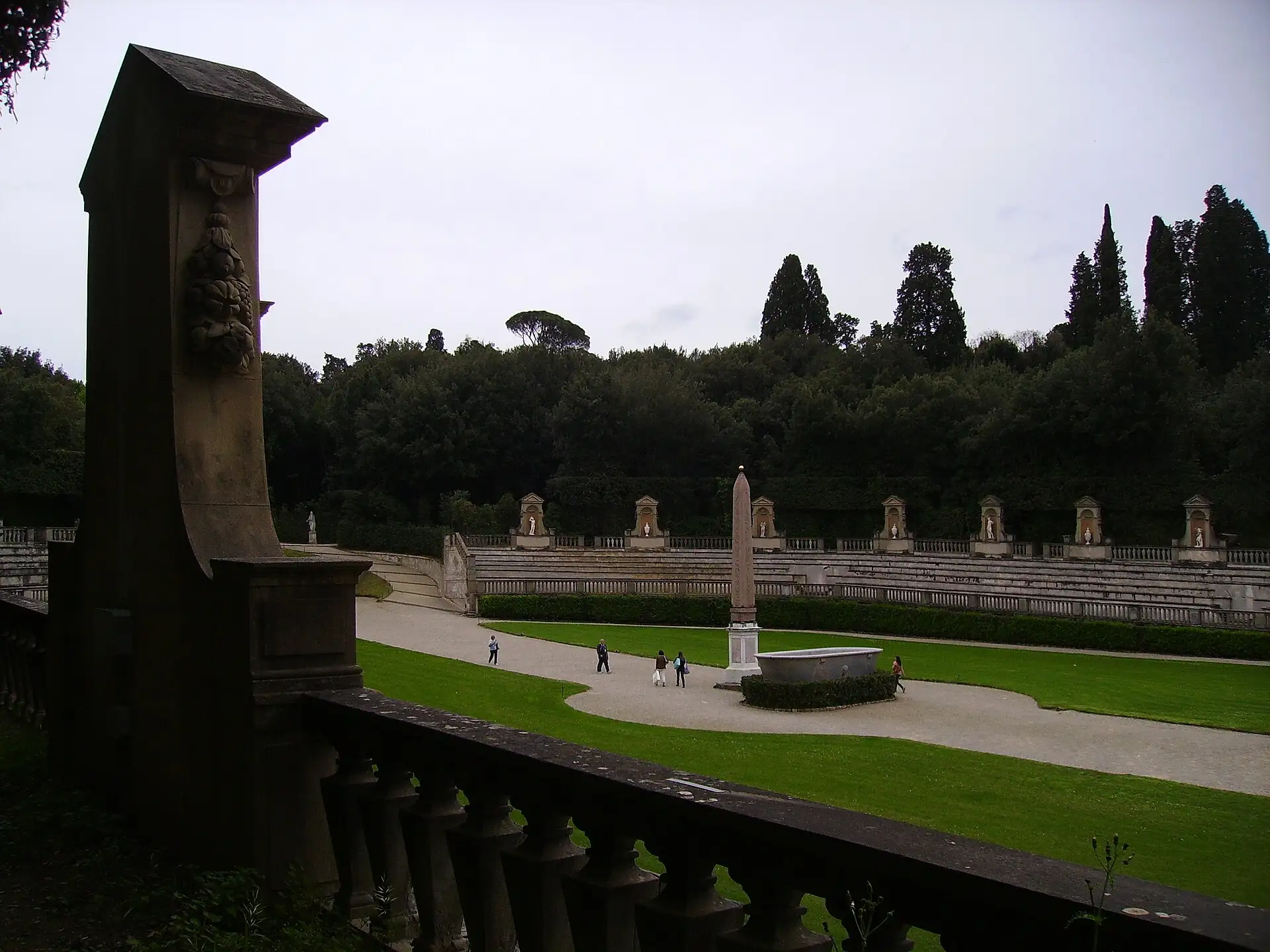 L'anfiteatro del Giardino di Boboli con l'obelisco egizio, visto dal palazzo con Firenze sullo sfondo
