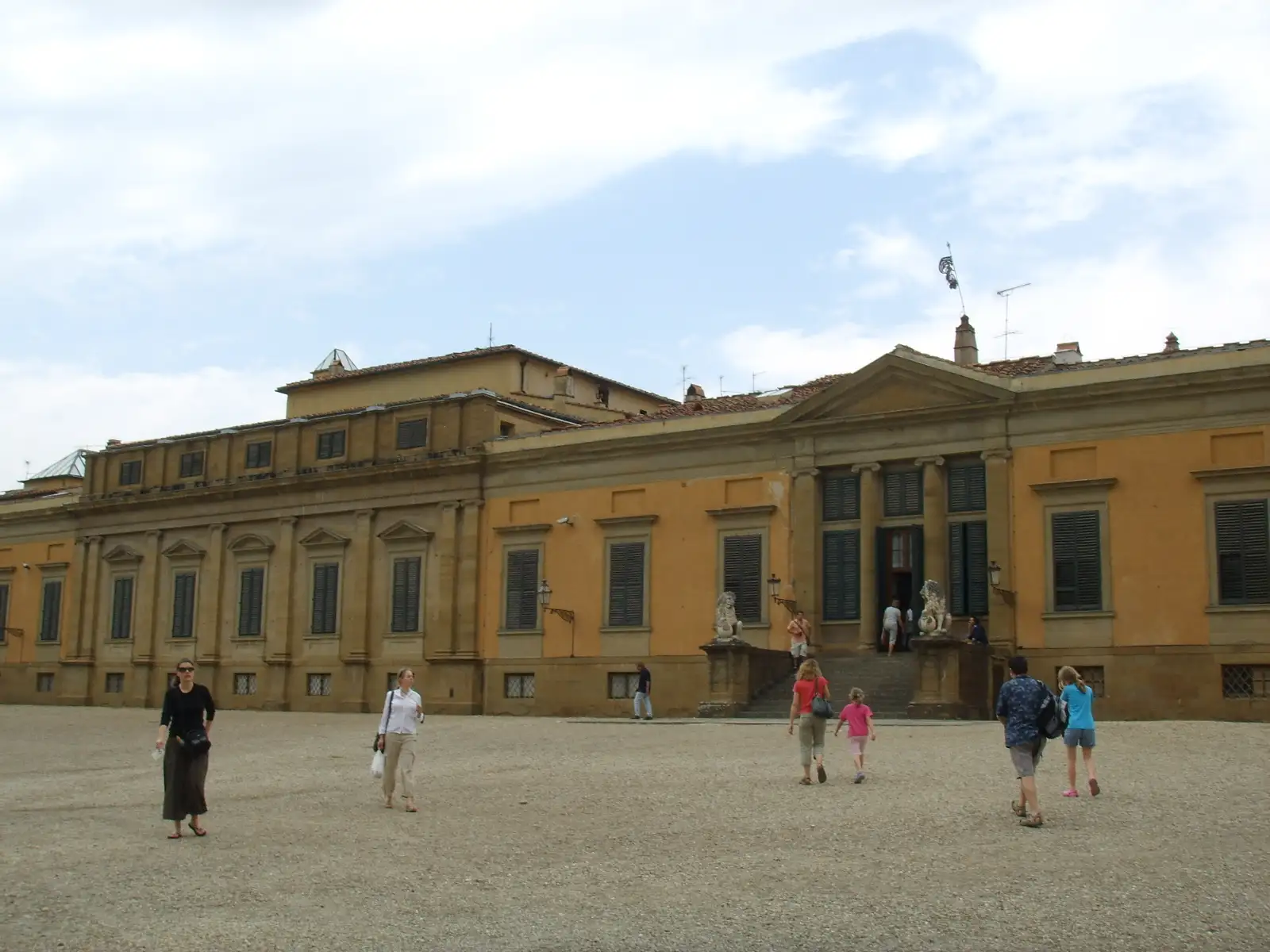Abiti storici esposti nel Museo della Moda e del Costume nella Palazzina della Meridiana
