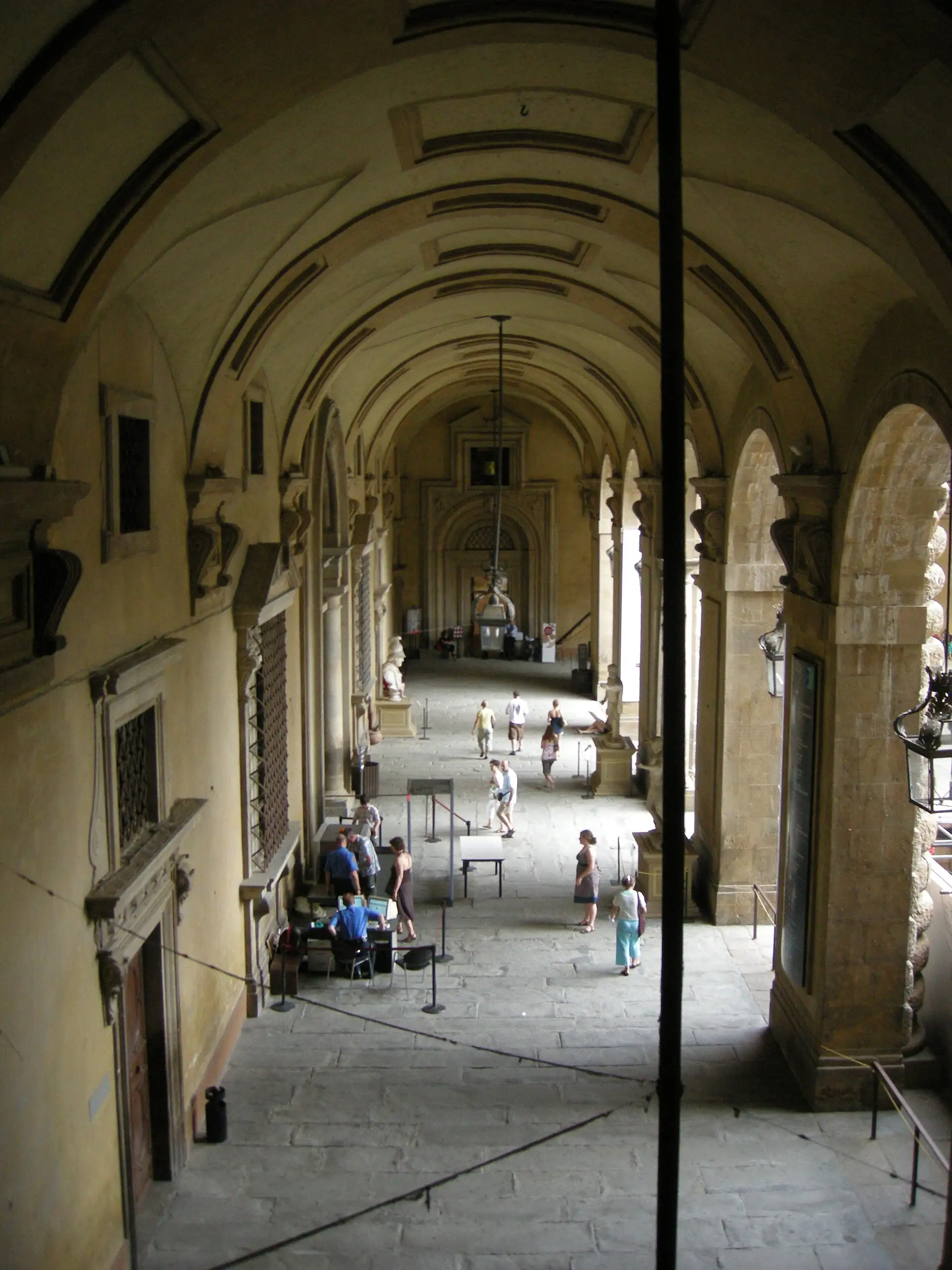 Il cortile bugnato dell'Ammannati a Palazzo Pitti visto dal basso