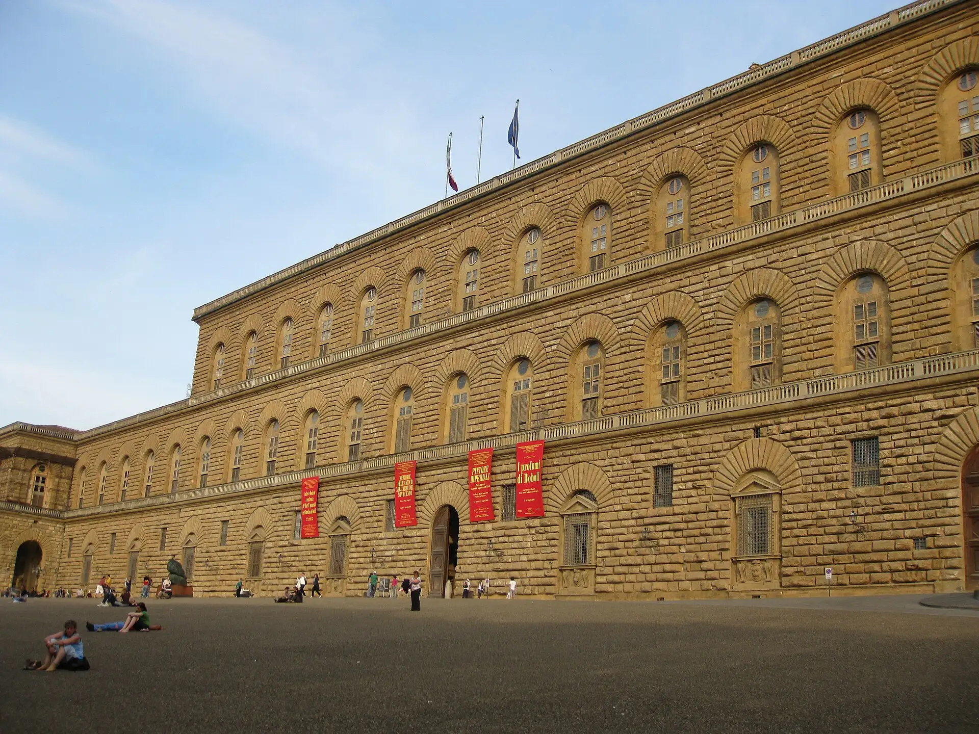 La facciata in bugnato di Palazzo Pitti vista da piazza de' Pitti a Firenze