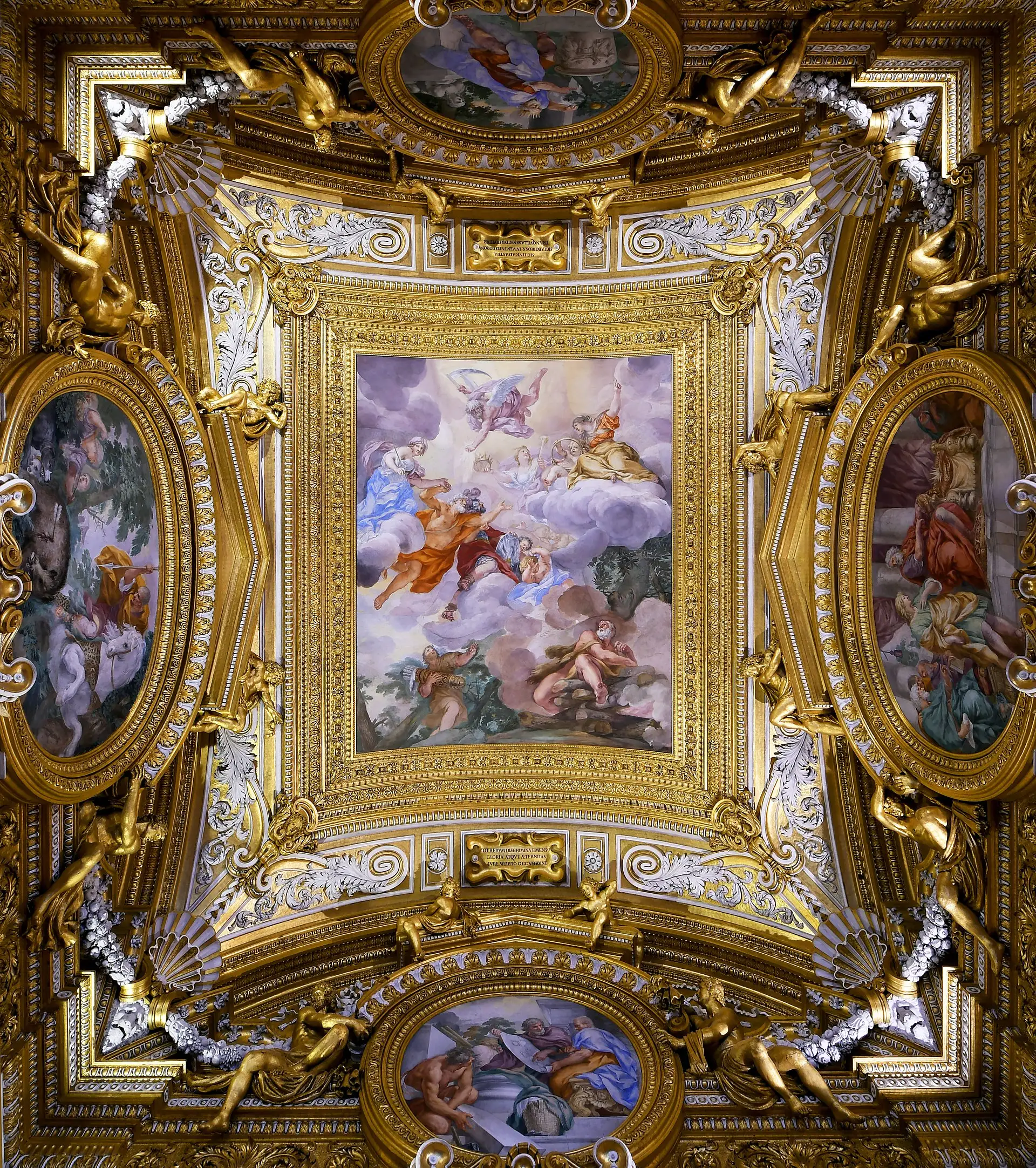 Sala dorata e affrescata della Galleria Palatina con dipinti antichi appesi su più file