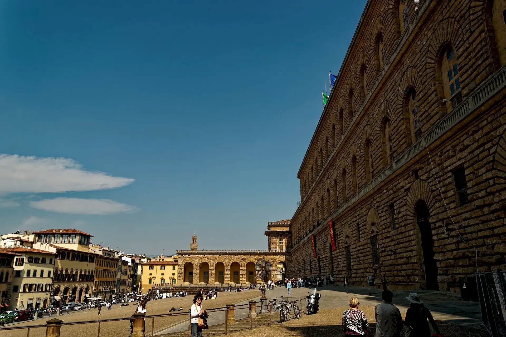 La distesa lastricata in pendenza di Piazza Pitti davanti alla facciata del palazzo