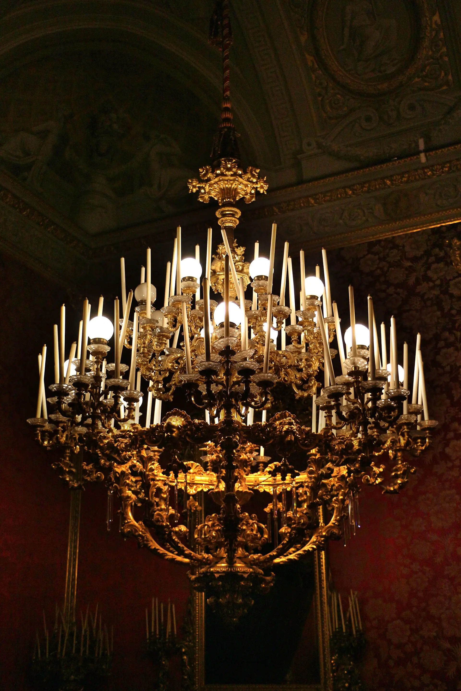 Sala di rappresentanza con pareti in seta, soffitto dorato e lampadari negli Appartamenti Reali di Palazzo Pitti