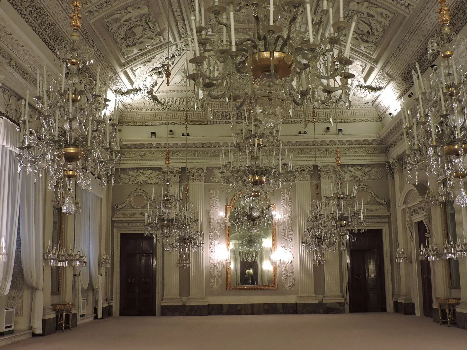 Salone da ballo con stucchi bianchi e lampadari di cristallo, la Sala Bianca di Palazzo Pitti
